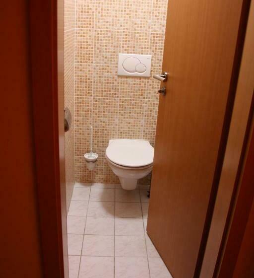 غرفة قياسية مزوَّدة بشُرفة, Penziónq