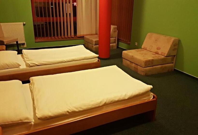 غرفة قياسية مزوَّدة بشُرفة, Penziónq