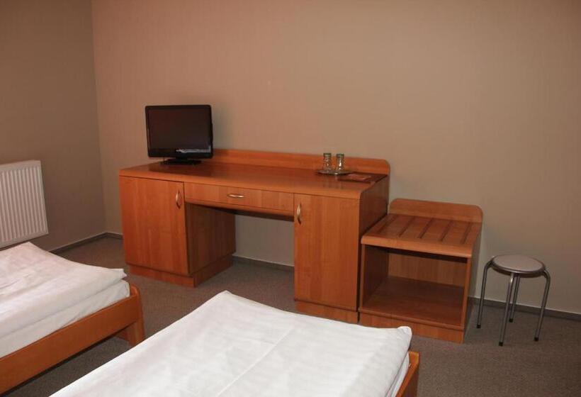 غرفة قياسية مزوَّدة بشُرفة, Penziónq