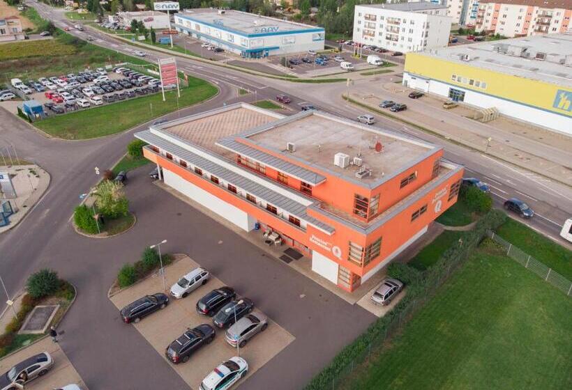 غرفة قياسية مزوَّدة بشُرفة, Penziónq