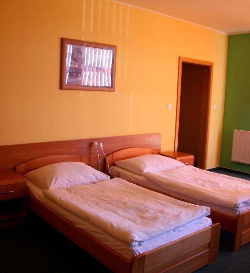 غرفة قياسية ثلاثية, Penziónq