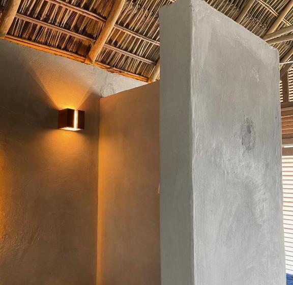 جناح, Monte Uzulu Boutique