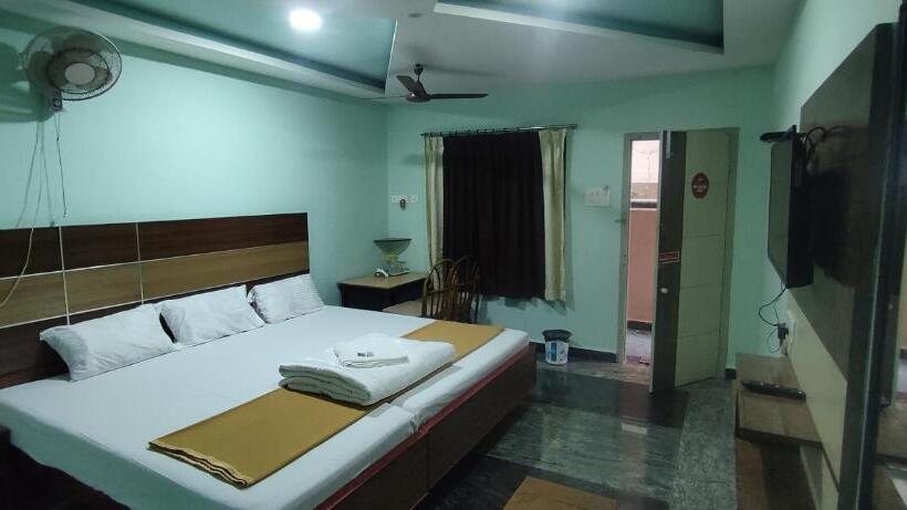 エコノミートリプルルーム, Sri Murugan Beach Paradise