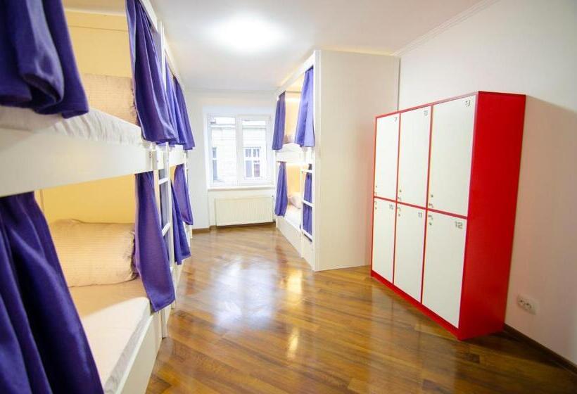 سرير فى غرفة مشتركه, Pop Art Hostel Rynok Sq