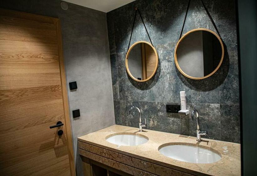 تختخواب در اتاق مشترک, Roomie Alps Design Hostel