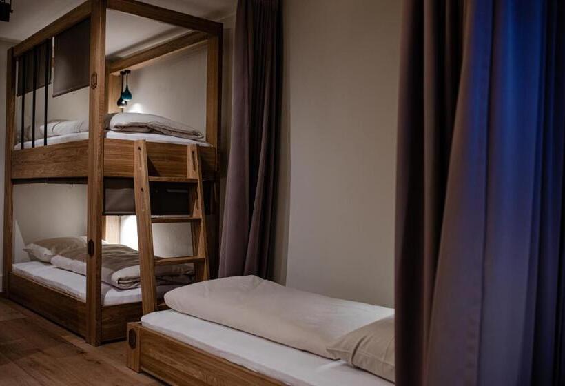 تختخواب در اتاق مشترک, Roomie Alps Design Hostel