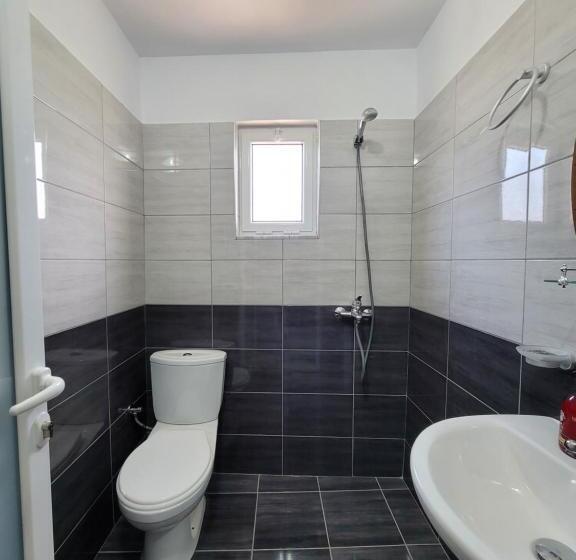 اتاق لوکس, Vila Geri