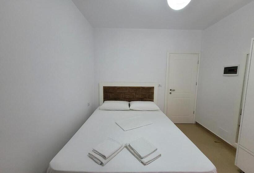 اتاق لوکس, Vila Geri
