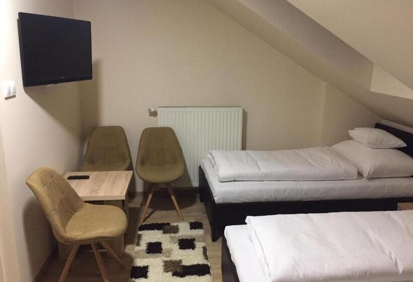 标准三人间, Mokka Panzió