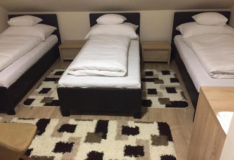 标准三人间, Mokka Panzió