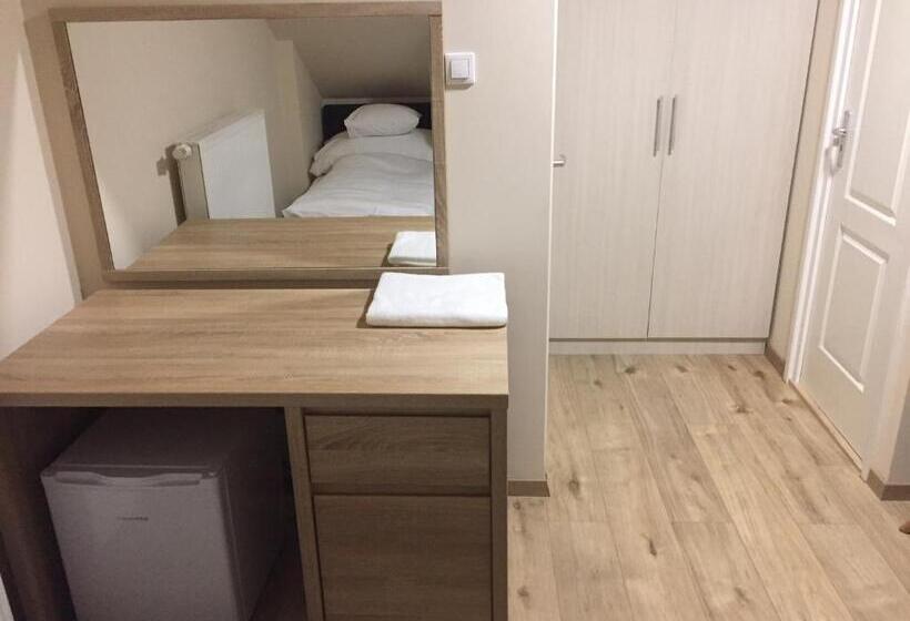 标准三人间, Mokka Panzió