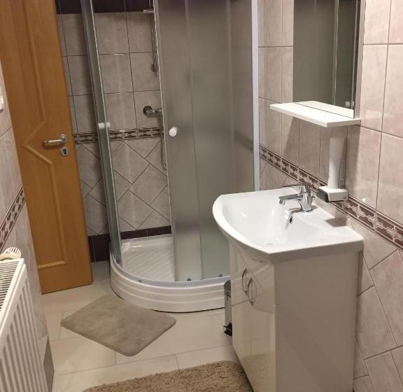 标准三人间, Mokka Panzió