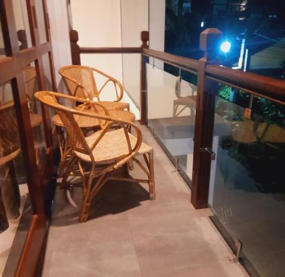 Трехместный Номер Стандарт с Балконом, New Sea Lion Guest House