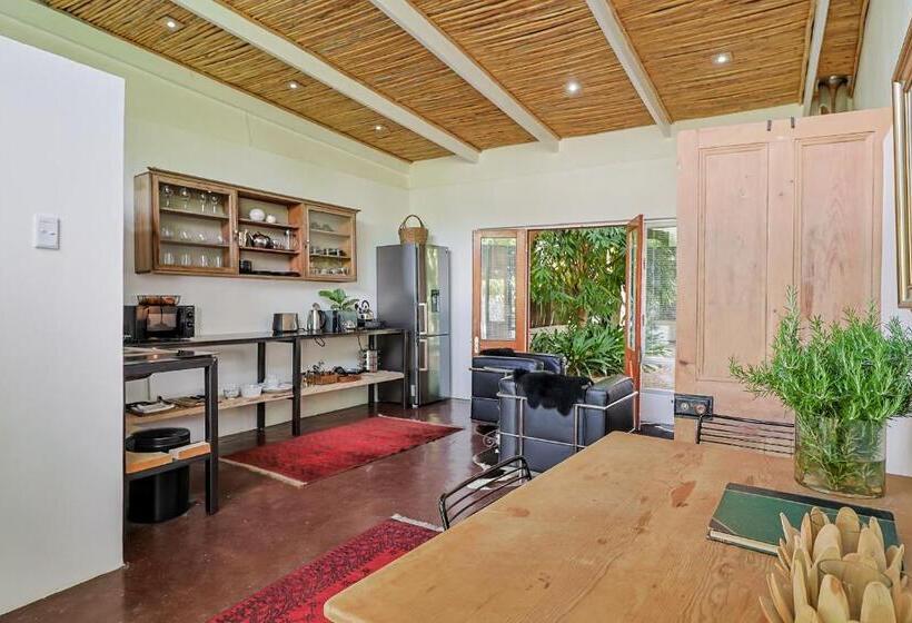 جناح ديلوكس, The Barn On 62   Cottages