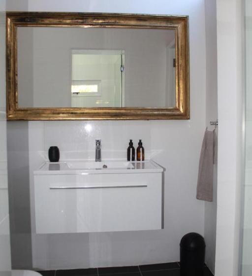 جناح ديلوكس, The Barn On 62   Cottages