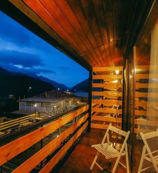 سوئیت جونیور با چشم‌انداز کوهستان, Wooden Hotel Kazbegi