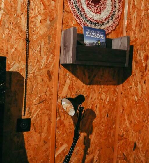 سوییت با چشم‌انداز کوه, Wooden Hotel Kazbegi