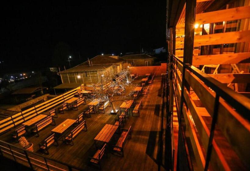 سوییت با چشم‌انداز کوه, Wooden Hotel Kazbegi