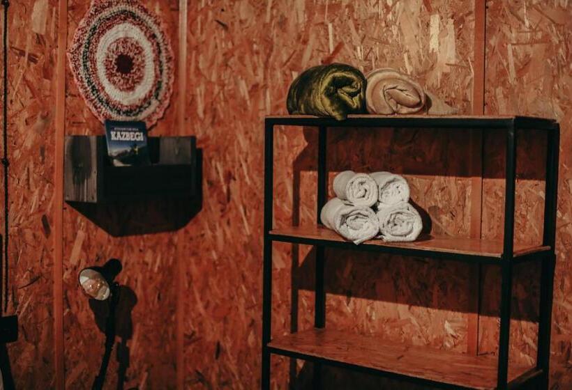 سوییت با چشم‌انداز کوه, Wooden Hotel Kazbegi