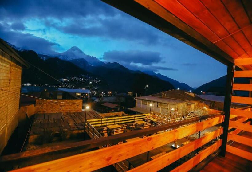 سوئیت جونیور با چشم‌انداز کوهستان, Wooden Hotel Kazbegi