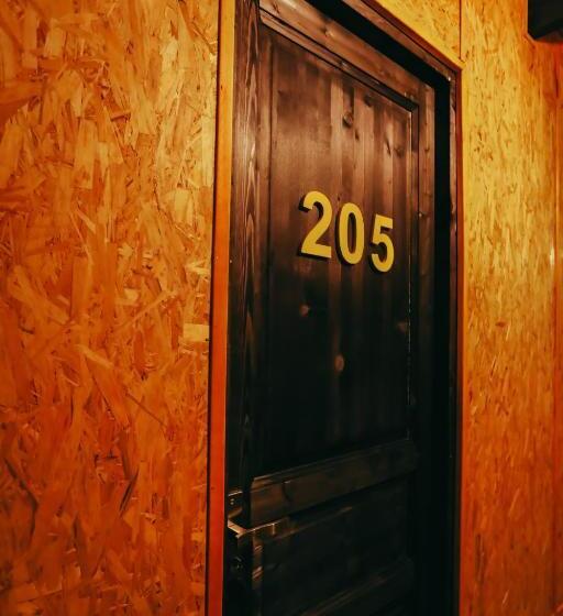 سوئیت جونیور با چشم‌انداز کوهستان, Wooden Hotel Kazbegi