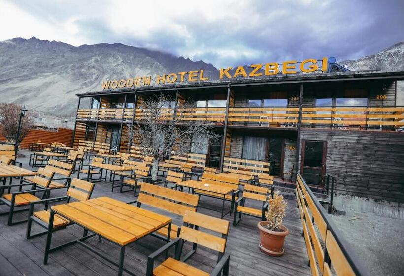 سوئیت جونیور با چشم‌انداز کوهستان, Wooden Hotel Kazbegi