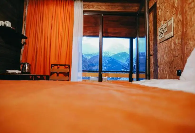 سوئیت جونیور با چشم‌انداز کوهستان, Wooden Hotel Kazbegi