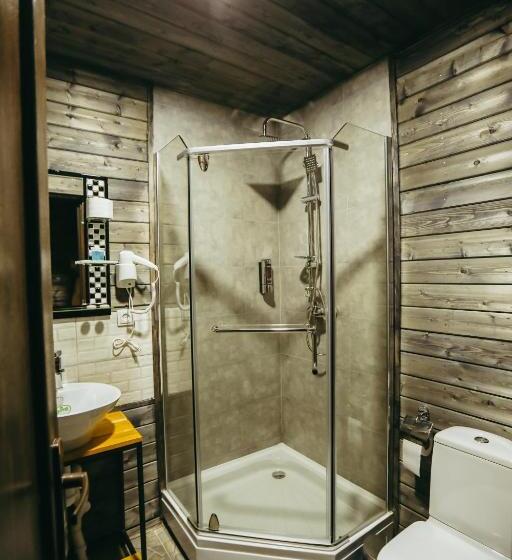 سوئیت جونیور با چشم‌انداز کوهستان, Wooden Hotel Kazbegi