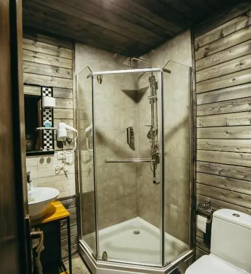 سوئیت جونیور با چشم‌انداز کوهستان, Wooden Hotel Kazbegi