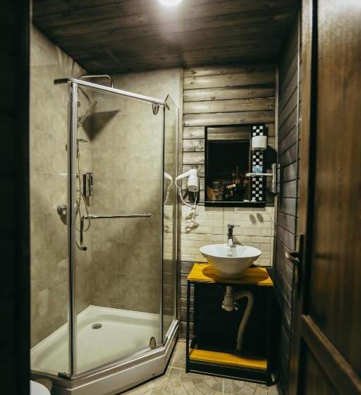 سوئیت جونیور با چشم‌انداز کوهستان, Wooden Hotel Kazbegi
