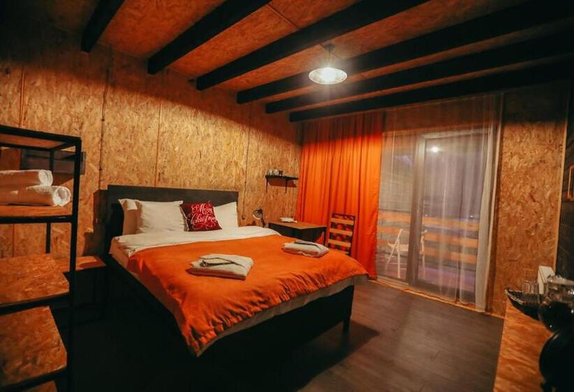 سوییت با چشم‌انداز کوه, Wooden Hotel Kazbegi