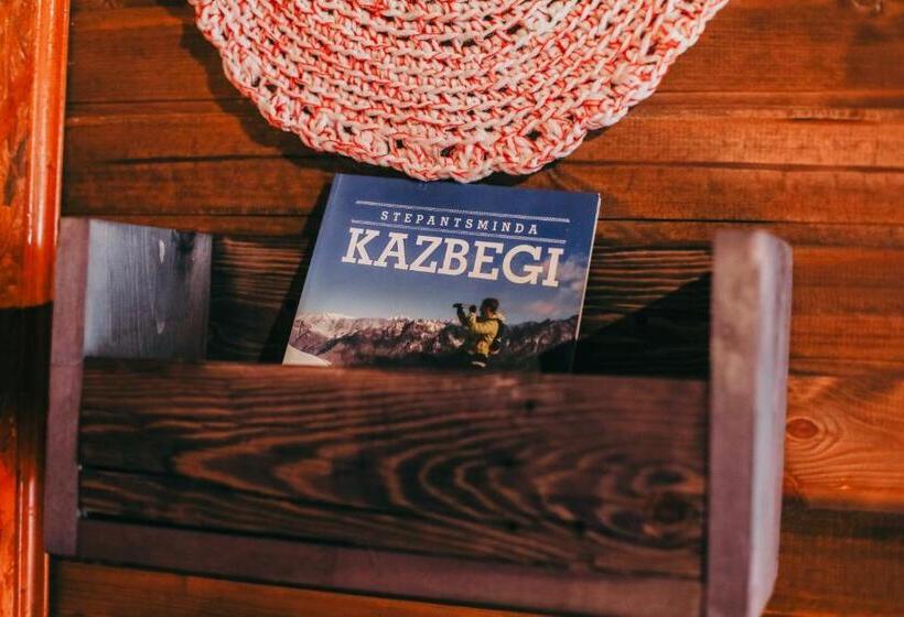 سوییت با چشم‌انداز کوه, Wooden Hotel Kazbegi