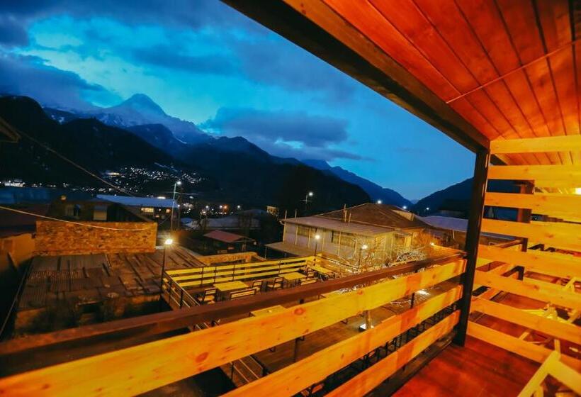 سوییت با چشم‌انداز کوه, Wooden Hotel Kazbegi