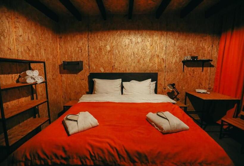 سوییت با چشم‌انداز کوه, Wooden Hotel Kazbegi