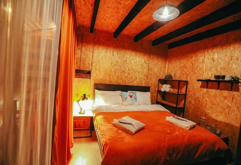 سوئیت جونیور با چشم‌انداز کوهستان, Wooden Hotel Kazbegi