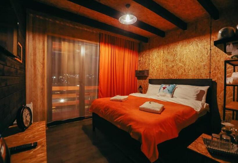 سوئیت جونیور با چشم‌انداز کوهستان, Wooden Hotel Kazbegi