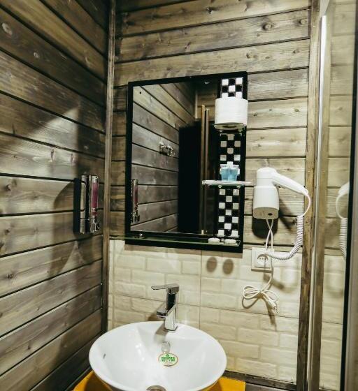سوئیت جونیور با چشم‌انداز کوهستان, Wooden Hotel Kazbegi