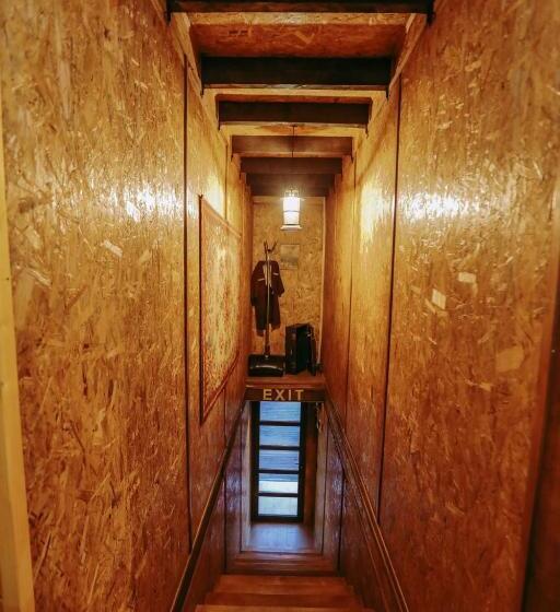 سوئیت جونیور با چشم‌انداز کوهستان, Wooden Hotel Kazbegi