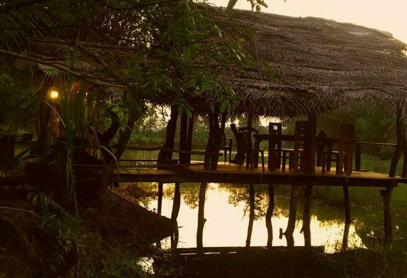 Номер Стандарт Вид на Озеро, Aliya Riverside & Safari Resort