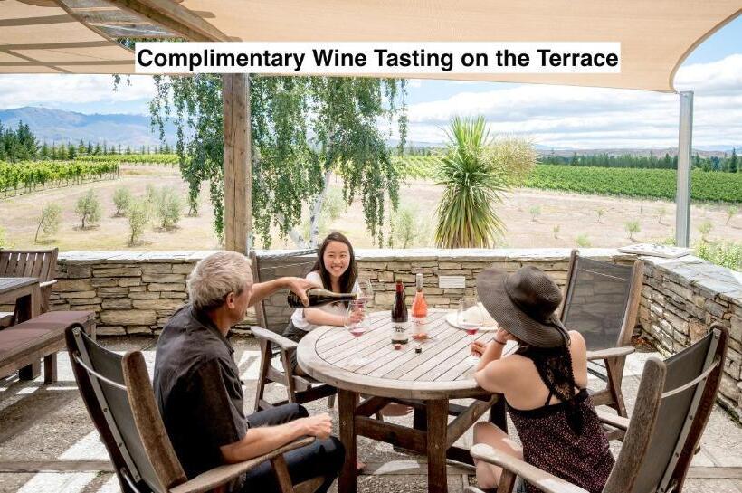 استودیوی سوپریور, Grey Ridge Vineyard Experience