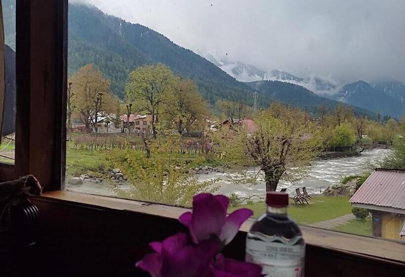 Deluxe room with river view, White House