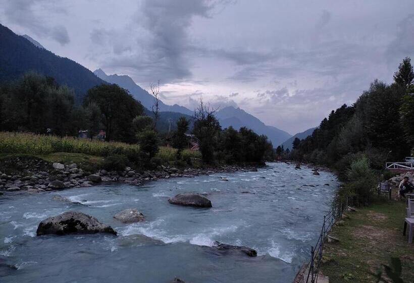 Deluxe room with river view, White House