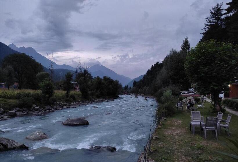 Deluxe room with river view, White House