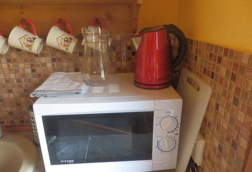 جناح مطلّ علي الجبل, Pension Cortina