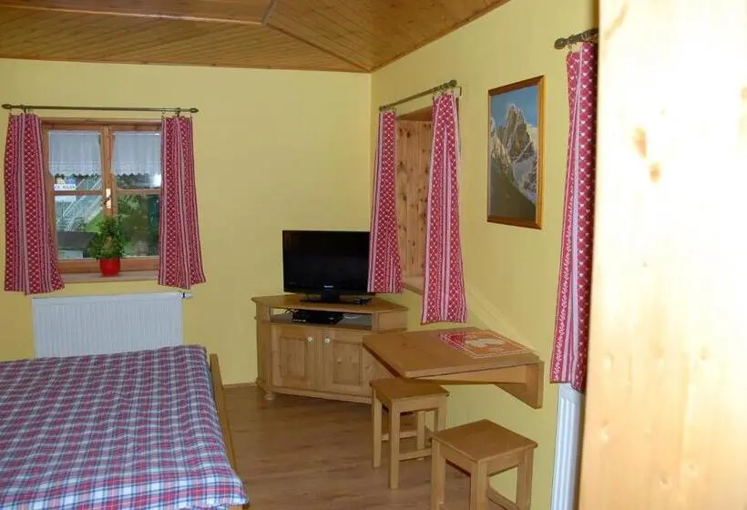 سوییت با چشم‌انداز کوه, Pension Cortina