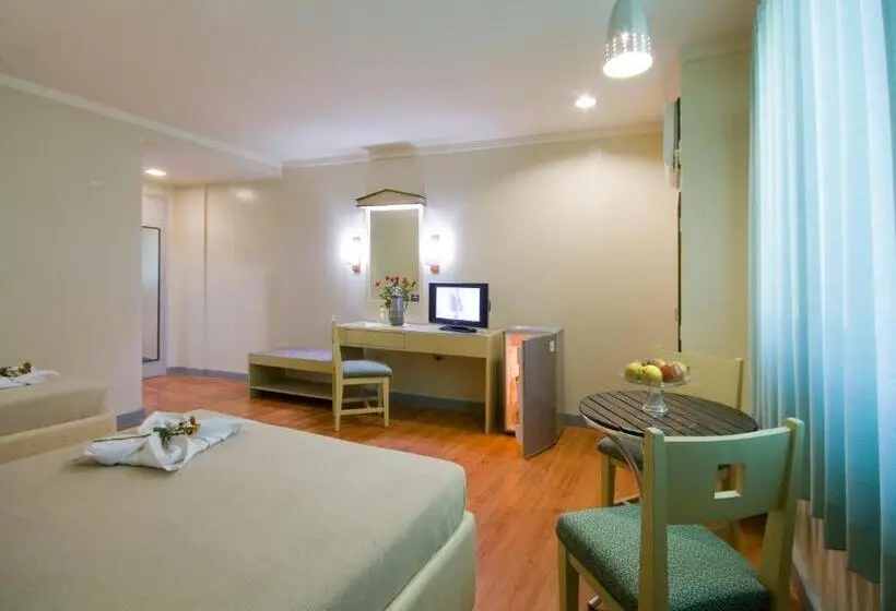 اتاق خانوادگی, New Dawn Pensionne House