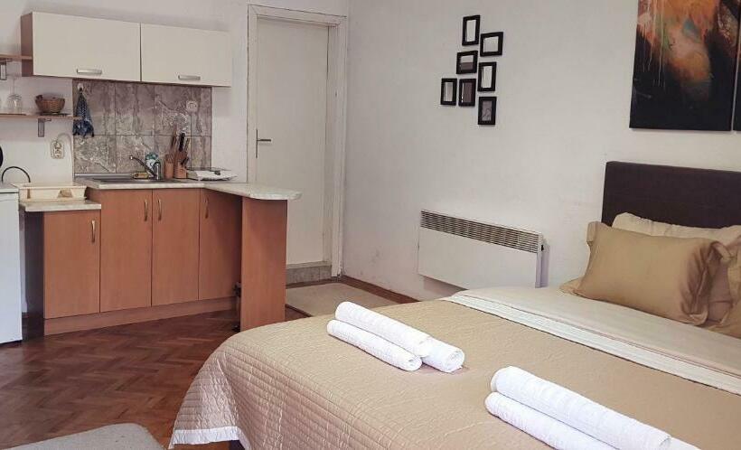 استودیو استاندارد با بالکن, The House Apartments & Guest Rooms