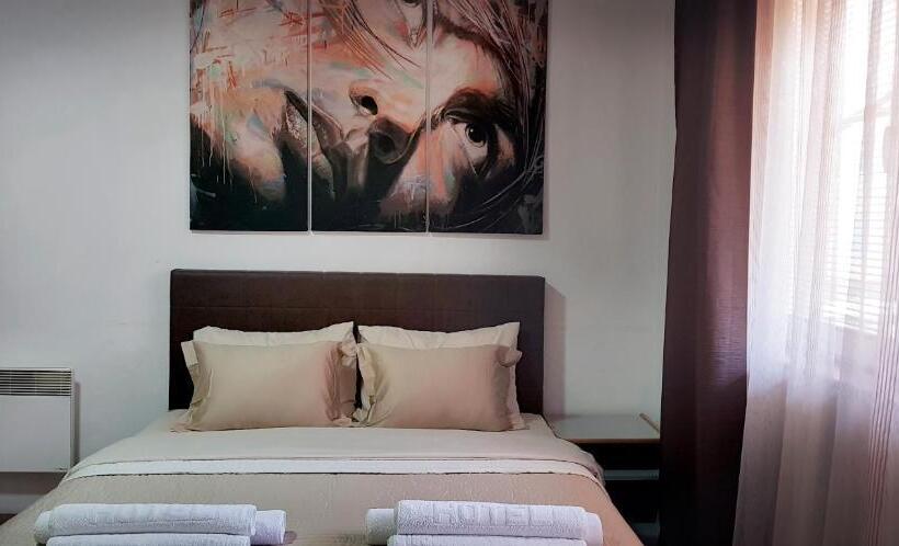 استودیو استاندارد با بالکن, The House Apartments & Guest Rooms