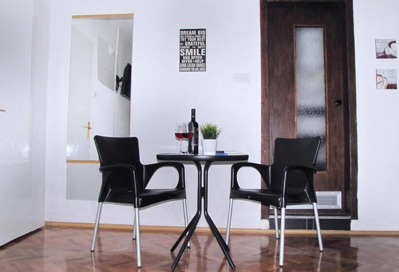 استودیو استاندارد با بالکن, The House Apartments & Guest Rooms