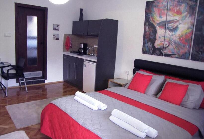 استودیو استاندارد با بالکن, The House Apartments & Guest Rooms